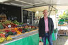 Ortsbürgermeister Daniel Bauschke am Obst- und Gemüsestand in Schandelah