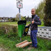 Ortsbürgermeister Daniel Bauschke bei der Montage eines Behälters
