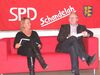 Bild: Das rote Sofa ist immer dabei: ….