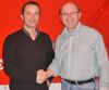 Matthias Franz (rechts) begrüßt mit Lutz Bittner ein neues Mitglied der SPD Schandelah