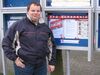 Marco Schumann vor dem neu gestalteten Schaukasten der SPD-Schandelah
